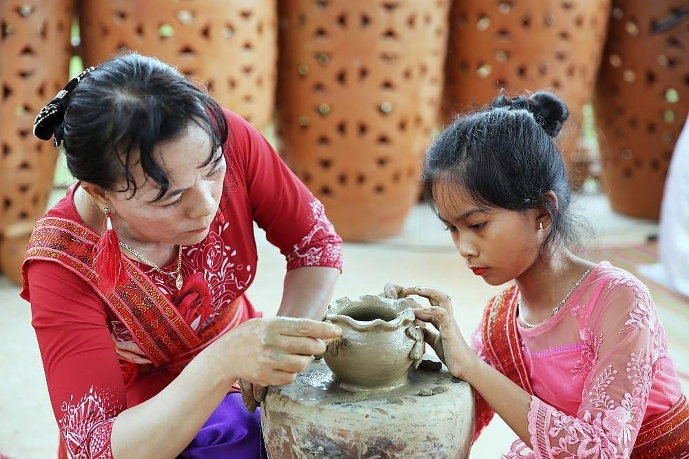 Ngày 29/11/2022, UNESCO đã ghi danh Nghệ thuật làm gốm của người Chăm vào Danh sách di sản văn hóa phi vật thể cần bảo vệ khẩn cấp của nhân loại.