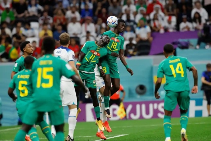 Senegal nhập cuộc khá tốt khi liên tục dồn ép tuyển Anh (Ảnh: Guardian)