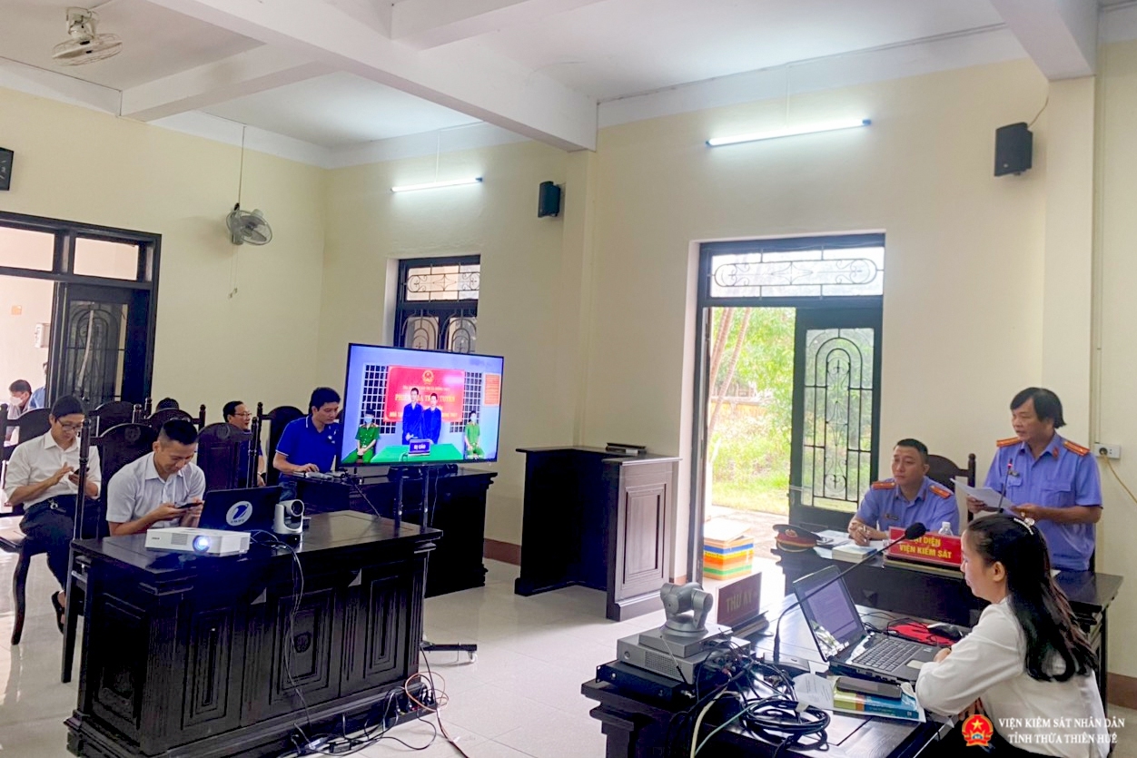 Phiên tòa xét xử trực tuyến do Viện Kiểm sát nhân dân thị xã Hương Thủy phối hợp với TAND thị xã Hương Thủy tỉnh Thừa Thiên Huế tổ chức