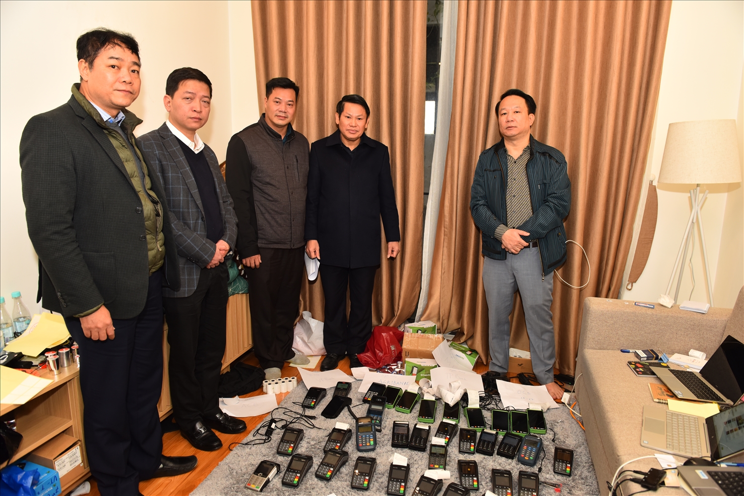 Thiếu tướng Nguyễn Văn Viện (thứ hai từ phải sang), Cục trưởng Cục Cảnh sát điều tra tội phạm về ma túy (C04), Bộ Công an cùng Ban Chuyên án khám xét nơi ở của các nghi phạm.