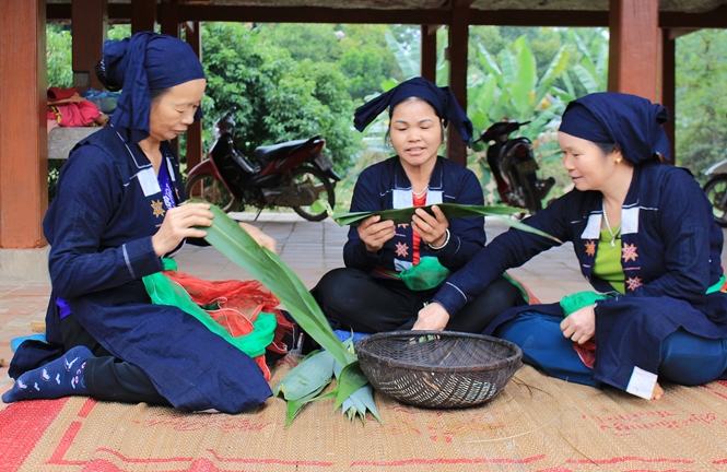  Phụ nữ dân tộc Sán Chay ở xóm Đồng Tâm, xã Tức Tranh, huyện Phú Lương chuẩn bị nguyên liệu làm các món bánh truyền thống của dân tộc