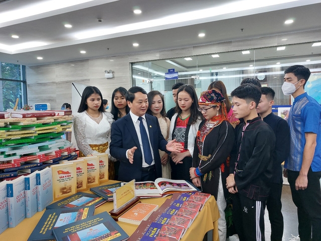  Bộ trưởng, Chủ nhiệm Ủy ban Dân tộc Hầu A Lềnh cùng các em học sinh Học viện Dân tộc tham quan gian trưng bày sách.
