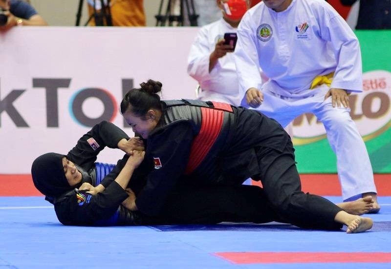 Quàng Thị Thu Nghĩa quật ngã đối thủ trong trận chung kết Hạng cân 70 - 75 kg nữ. (Ảnh BTC)