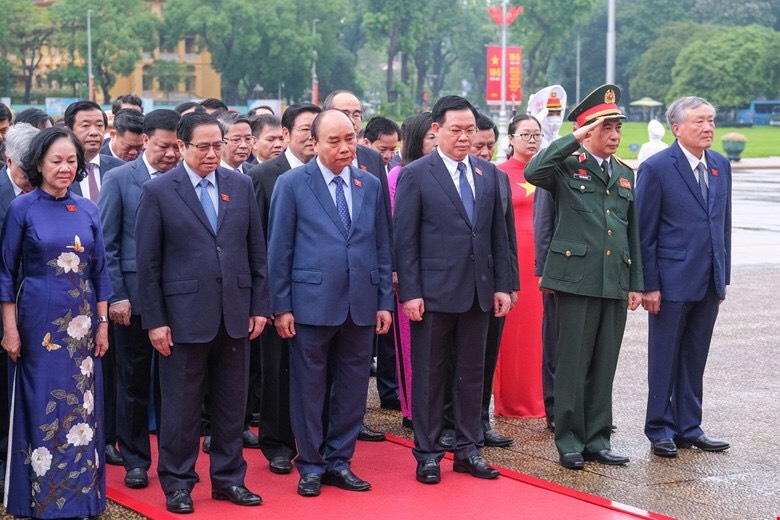 Các đồng chí lãnh đạo Đảng, Nhà nước, các đại biểu Quốc hội kính cẩn nghiêng mình, bày tỏ lòng thành kính trước anh linh Chủ tịch Hồ Chí Minh