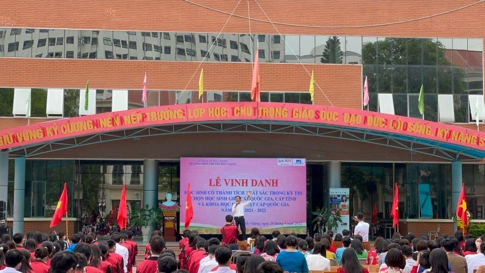 Lễ vinh danh học sinh giỏi quốc gia, cấp tỉnh năm học 2021-2022 của trường Chuyên THPT Bắc Giang