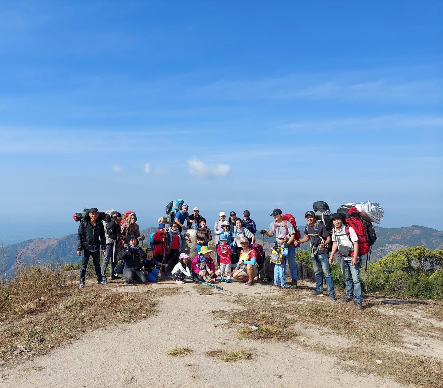 Du khách hào hứng tham gia trekking chinh phục đỉnh núi Chư Nâm