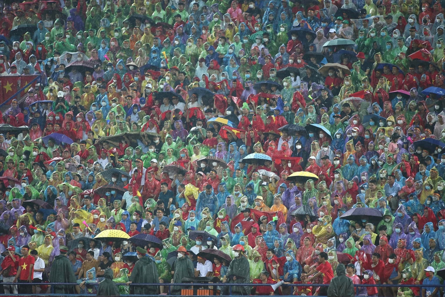 Các cổ động viên đến cổ vũ đội tuyển Việt Nam tại Sân vận động Việt Trì