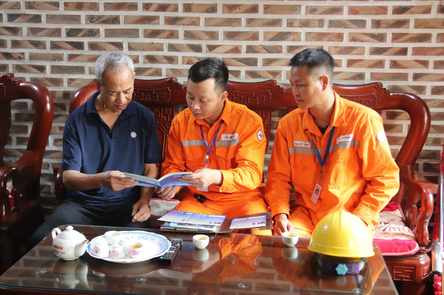 Cán bộ Điện lực Từ Sơn tuyên truyền hướng dẫn khách hàng sử dụng các thiết bị điện an toàn, tiết kiệm. 