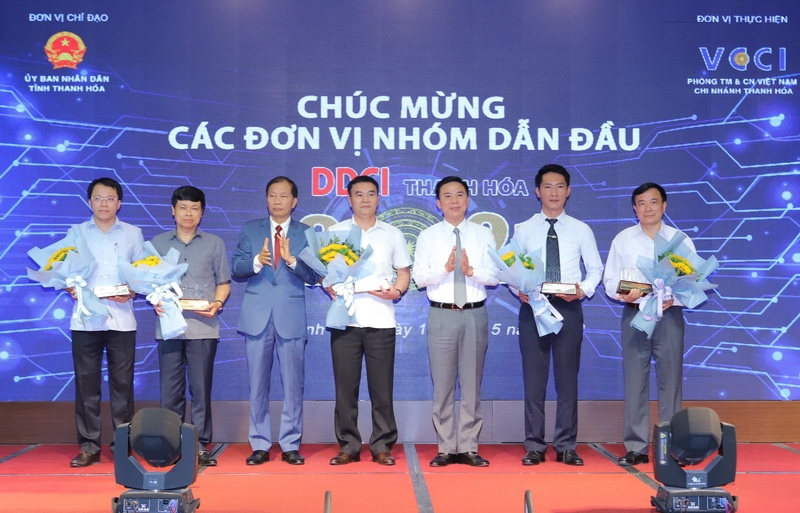 Ông Lê Xuân Huế, Cục trưởng Cục Hải quan Thanh Hoá (đứng thứ 2 từ phải sang) nhận Giấy khen nhóm các cơ quan tốp đầu chỉ số DCCI của tỉnh.