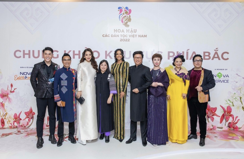 Ban giám khảo và Ban tổ chức cuộc thi Hoa hậu các dân tộc Việt