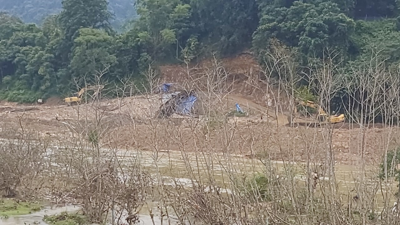 Tại khu vực thôn Hợp Thành, 02 chiếc máy xúc đang gầm mình múc, ngoạm, bổ xuống, “moi gan, móc mật” đào xới dòng sông tìm kiếm khoáng sản. 