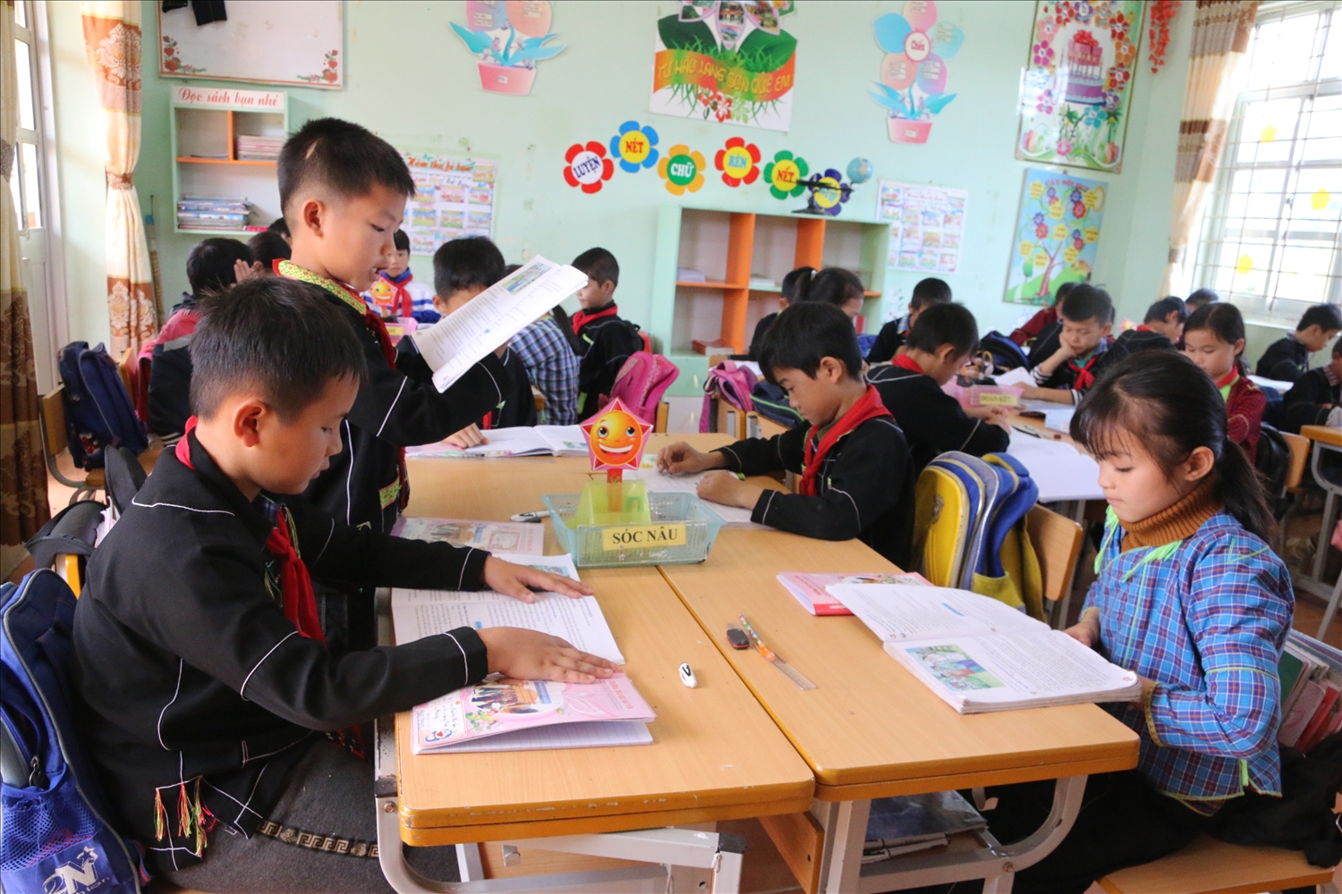 Học sinh Trường Tiểu học Hải Yến, huyện Cao Lộc, Lạng Sơn mặc trang phục dân tộc đến lớp