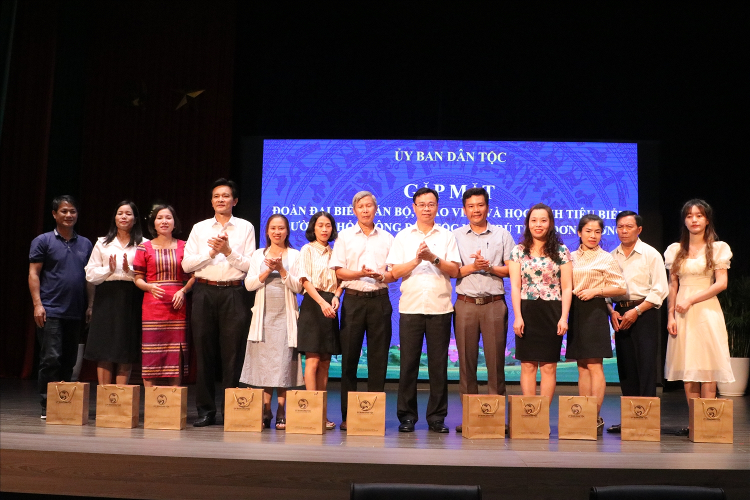 Ông Lưu Xuân Thủy - Vụ trưởng Vụ DTTS thay mặt lãnh đạo UBDT tặng quà lưu niệm cho các thầy, cô giáo