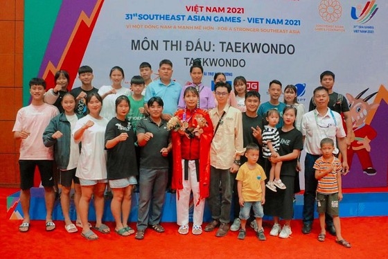 Người thân đã cổ vũ Bạc Thị Khiêm ngay tại nhà thi đấu Tây Hồ (Hà Nội) khi tranh tài SEA Games 31. (Ảnh: B.KH)