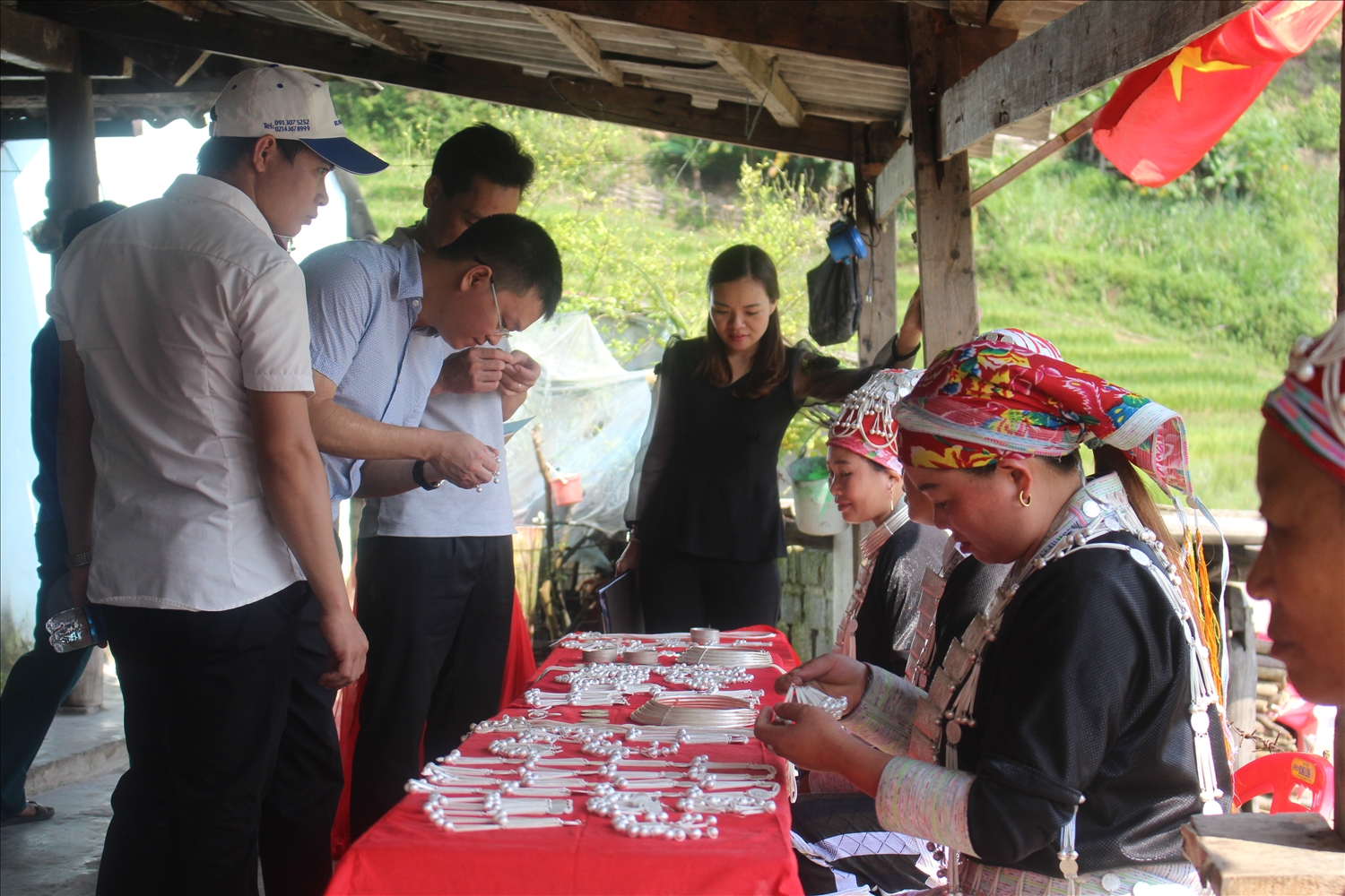 Du khách thích thú khi tham quan làng nghề truyền thống 