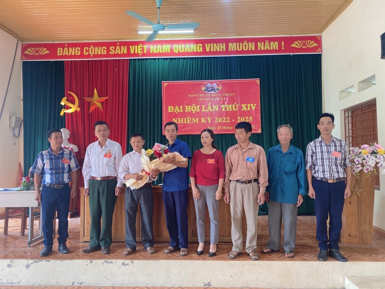 Ông Nguyễn Văn Bẩy (thứ ba từ phải qua trái) là cầu nối đưa các chính sách, pháp luật của Đảng, Nhà nước đến với đồng bào dân tộc thiểu số