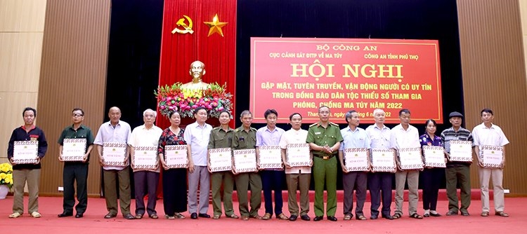 Cục Cảnh sát điều tra tội phạm về ma túy và huyện Thanh Sơn tặng quà những Người có uy tín tiêu biểu.