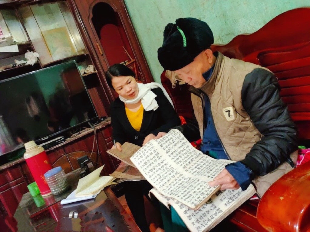 Chị Thìn đến tìm trao đổi, nghiên cứu văn hóa người Dao Thanh Phán tại xã Đồng Lâm, thành phố Hạ Long