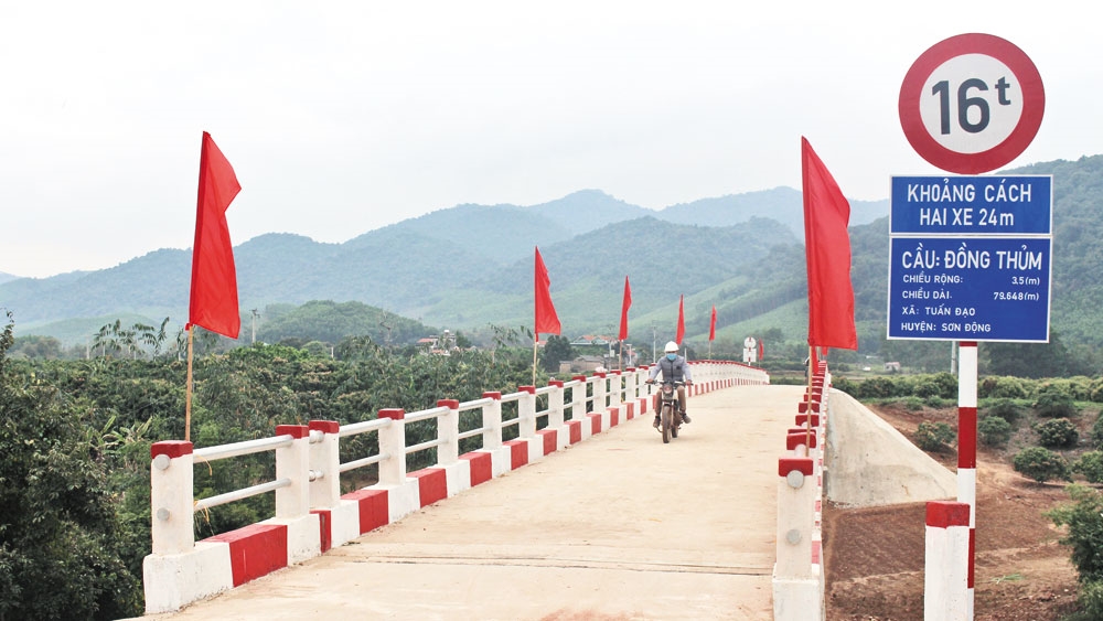 Cầu Đồng Thủm, xã Tuấn Đạo, huyện Sơn Động giúp việc đi lại, làm ăn của người dân thuận lợi hơn rất nhiều