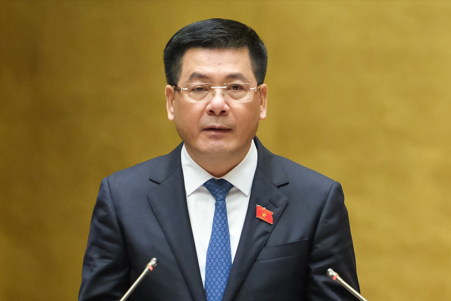 Bộ trưởng Bộ Công thương Nguyễn Hồng Diên trình bày Tờ trình của Chính phủ