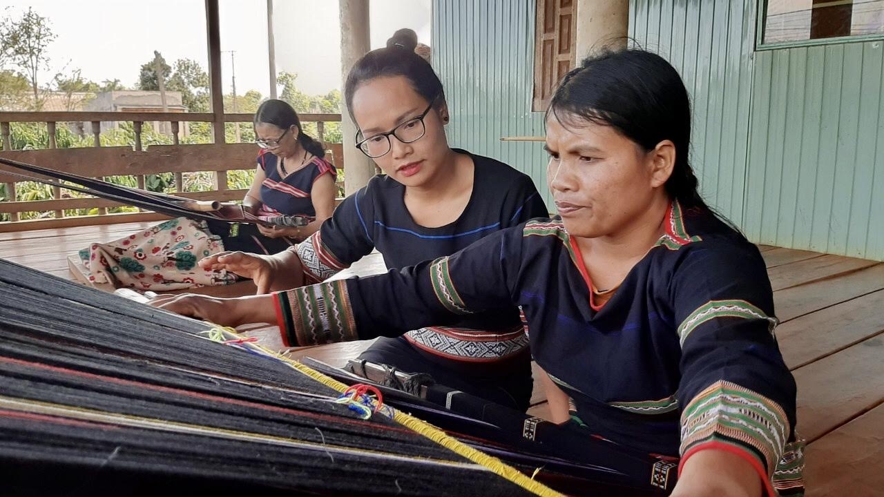 Chị H'Uyên Niê thành lập câu lạc bộ dệt thổ cẩm giúp chị em phụ nữ thay đổi tư duy, nâng cao thu nhập nhờ nghề truyền thống