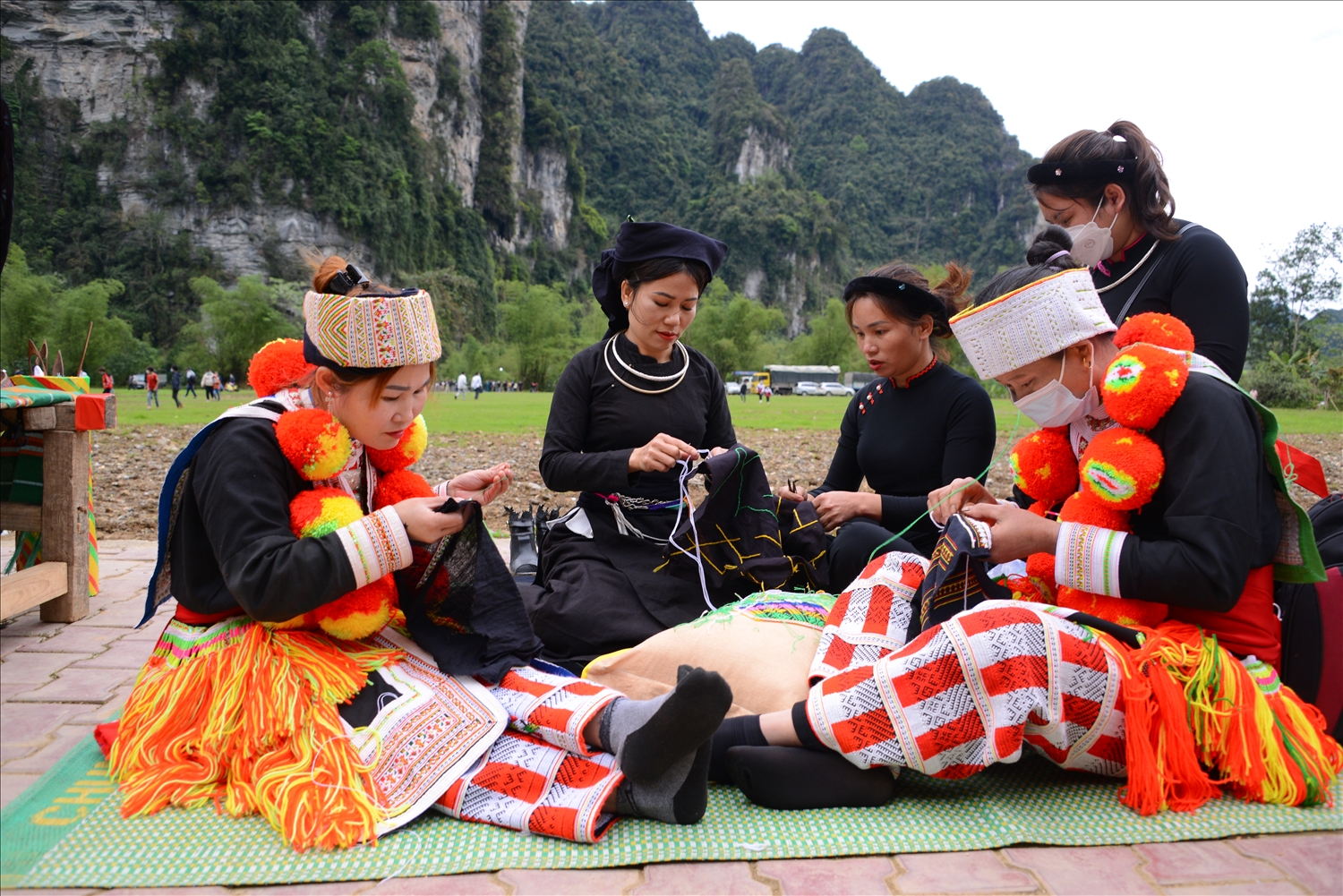 Đồng bào các DTTS ở Lâm Bình luôn có ý thức giữ gìn trang phục thổ cẩm truyền thống