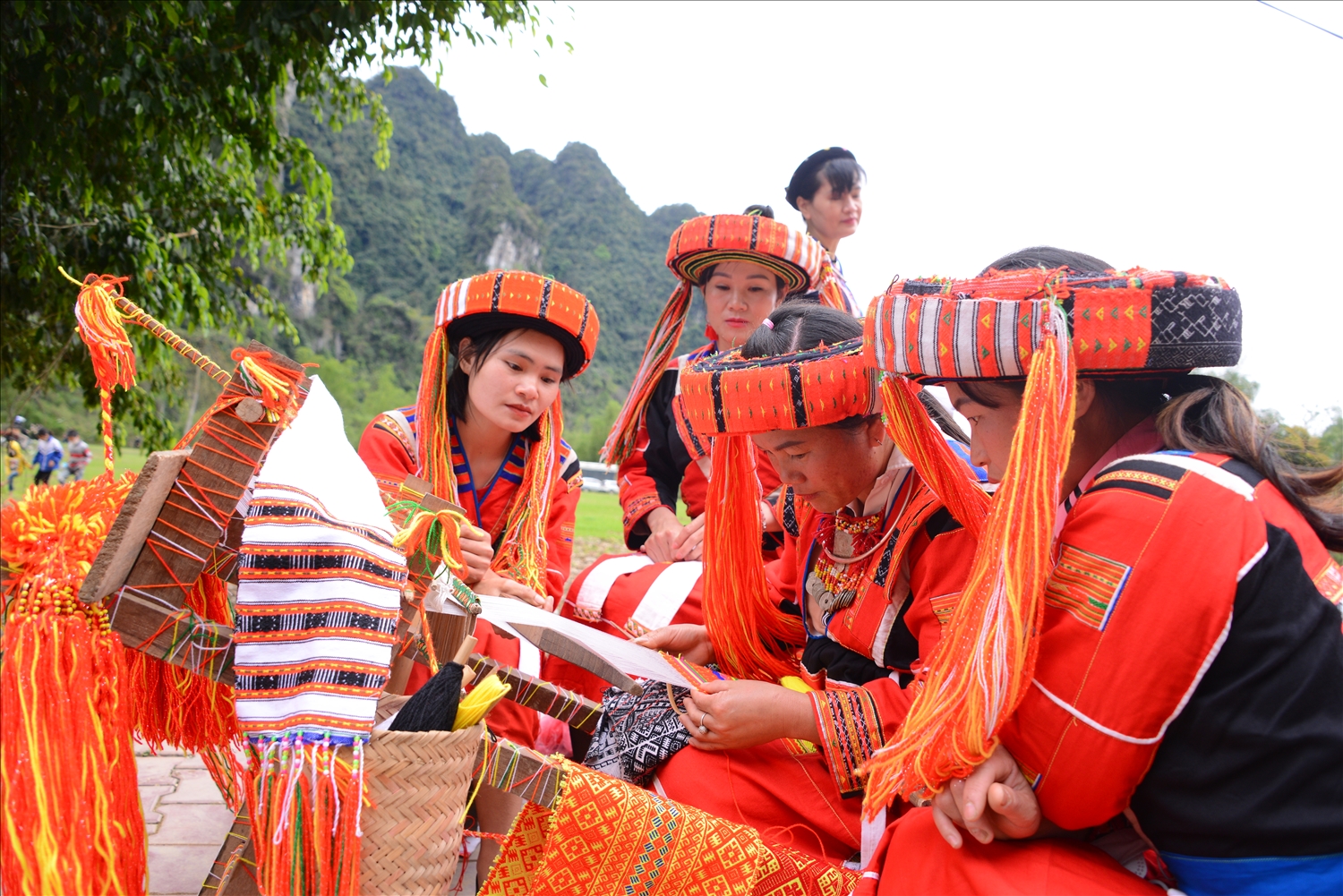 Trang phục thổ cẩm truyền thống của dân tộc Pà Then mang màu sắc sặc sỡ