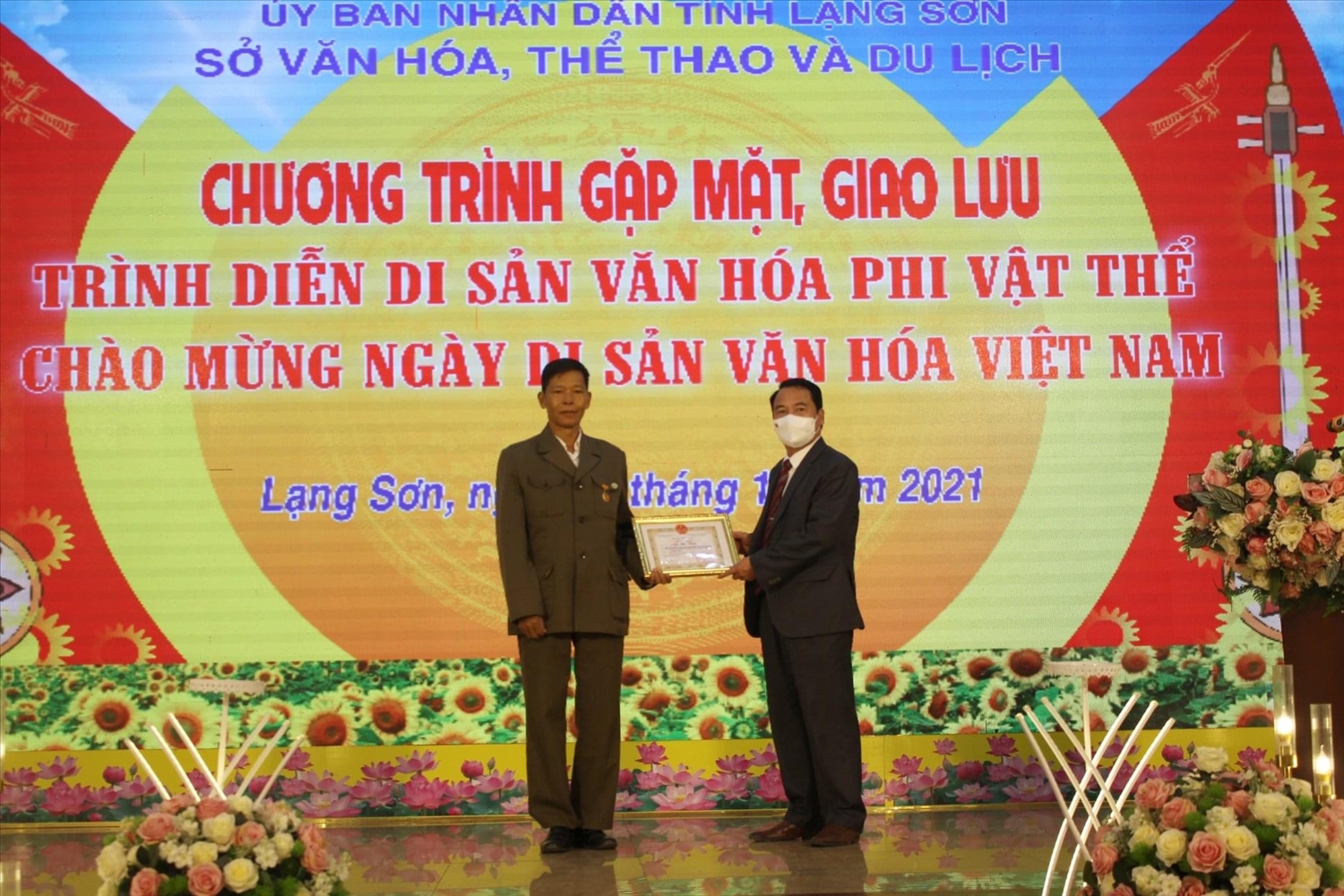 Nghệ nhân ưu tú Ngô Văn Xuân (Đứng bên trái) nhận giây chứng nhận cá nhân có thành tích hiến tặng hiện vật cho Bảo tàng tỉnh Lạng Sơn