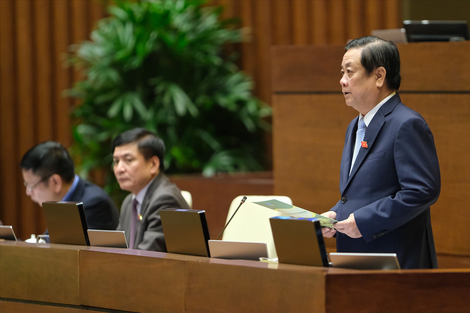 Bộ trưởng Bộ NN&PTNT Lê Minh Hoan trả lời chất vấn