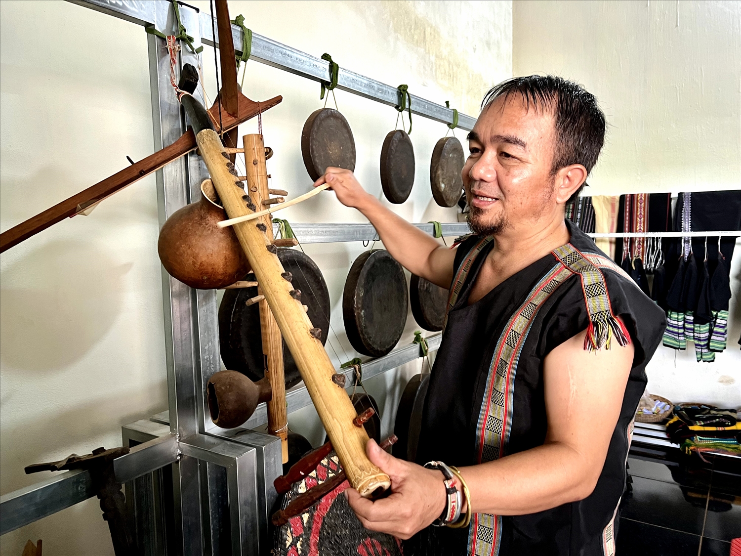 Ông R’Com Suk (huyện Đak Đoa) cũng là người có thâm niên trong làng chế tác và chơi được nhiều loại nhạc cụ khác nhau