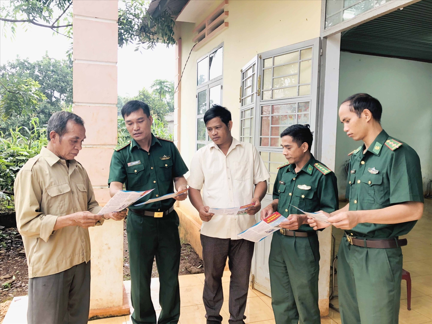 Bộ đội Biên phòng tỉnh Gia Lai đến nhà dân khu vực biên giới để tuyên truyền