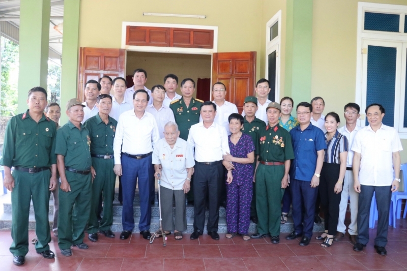 Bộ trưởng Bộ LĐTB&XH Đào Ngọc Dung thăm cụ Hoàng Văn Bằng, 104 tuổi, ở xã Nghi Hợp, huyện Nghi Lộc, tỉnh Nghệ An - cán bộ lão thành cách mạng, chiều ngày 15/7/2022.