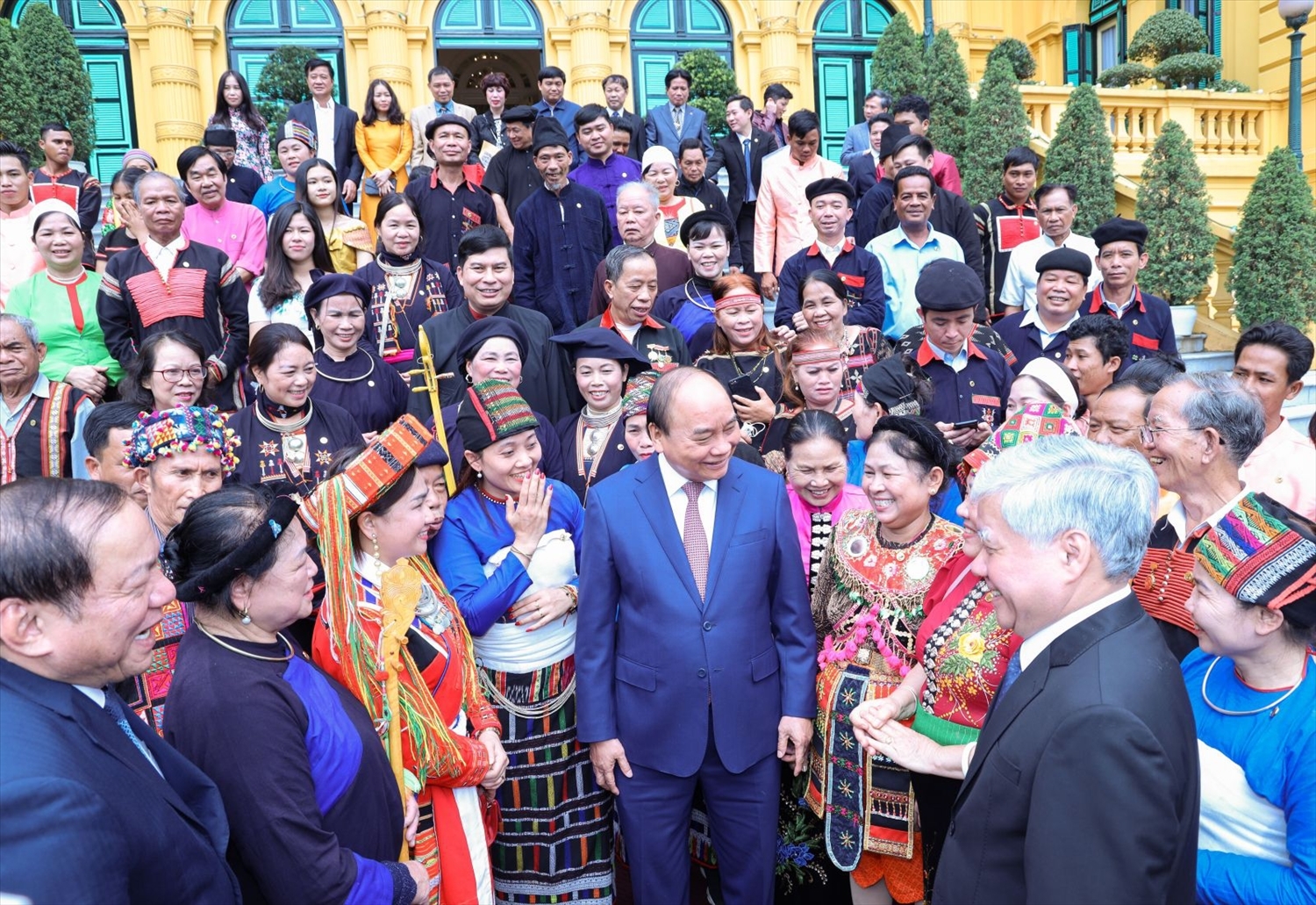 Chủ tịch nước Nguyễn Xuân Phúc gặp mặt Đoàn đại biểu già làng, trưởng bản, nghệ nhân dân gian, người có uy tín tiêu biểu trong đồng bào DTTS.