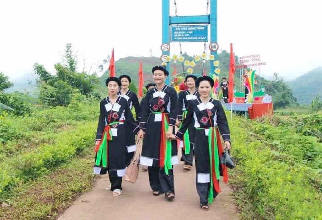 Cán bộ, công chức huyện Ba Chẽ tưng bừng mặc trang phục truyền thống trong ngày lễ văn hóa
