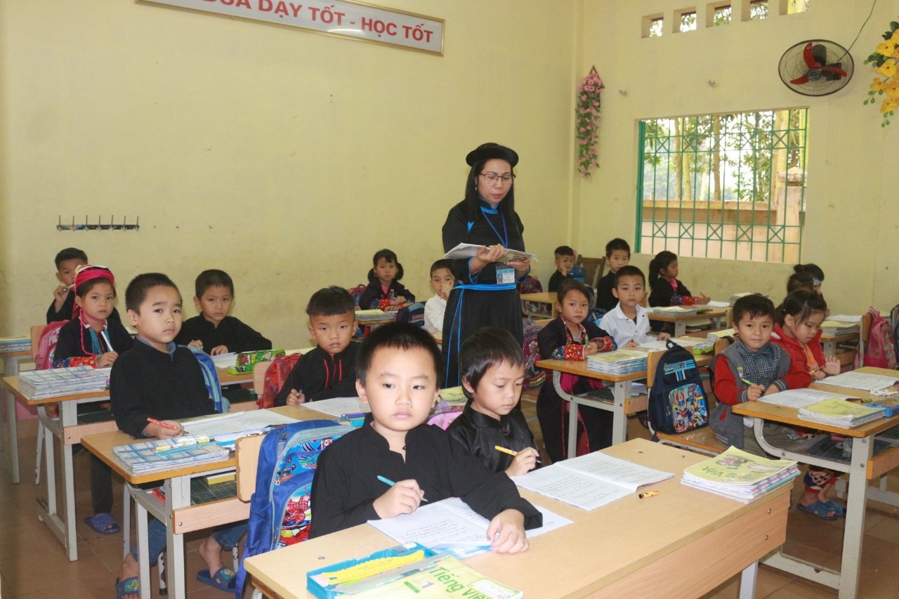 Các trường học trên địa bàn huyện Bình Liêu đã đi vào nề nếp trong việc mặc trang phục truyền thống 