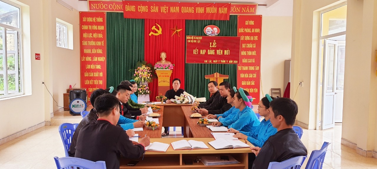 Cán bộ xã Đại Dực, huyện Tiên Yên mặc trang phục truyền thống trong Lễ kết nạp Đảng viên