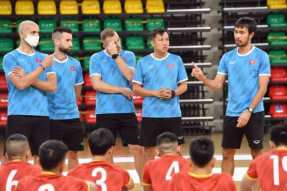 HLV Phạm Minh Giang (bên phải, ngoài cùng) có thể hỗ trợ cho đồng nghiệp mới Diego Giustozzi trong vai trò trợ lý ở đội tuyển Futsal Việt Nam. ẢNH: ANH TRẦN
