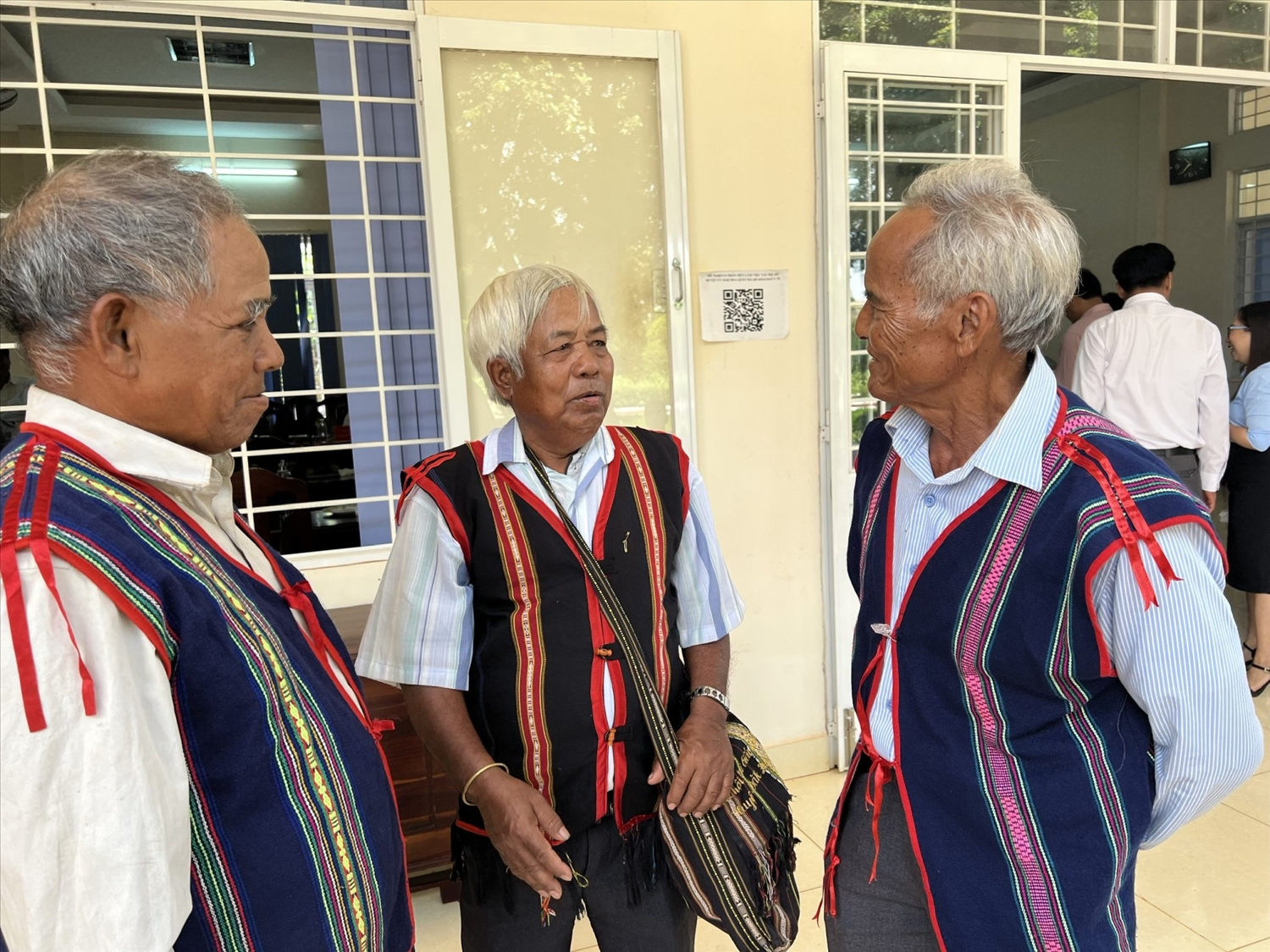 Người có uy tín ở huyện Đak Đoa, tỉnh Gia Lai thường xuyên cùng nhau trao đổi, học tập kinh nghiệm phát huy vai trò trách nhiệm của mình trong cộng đồng
