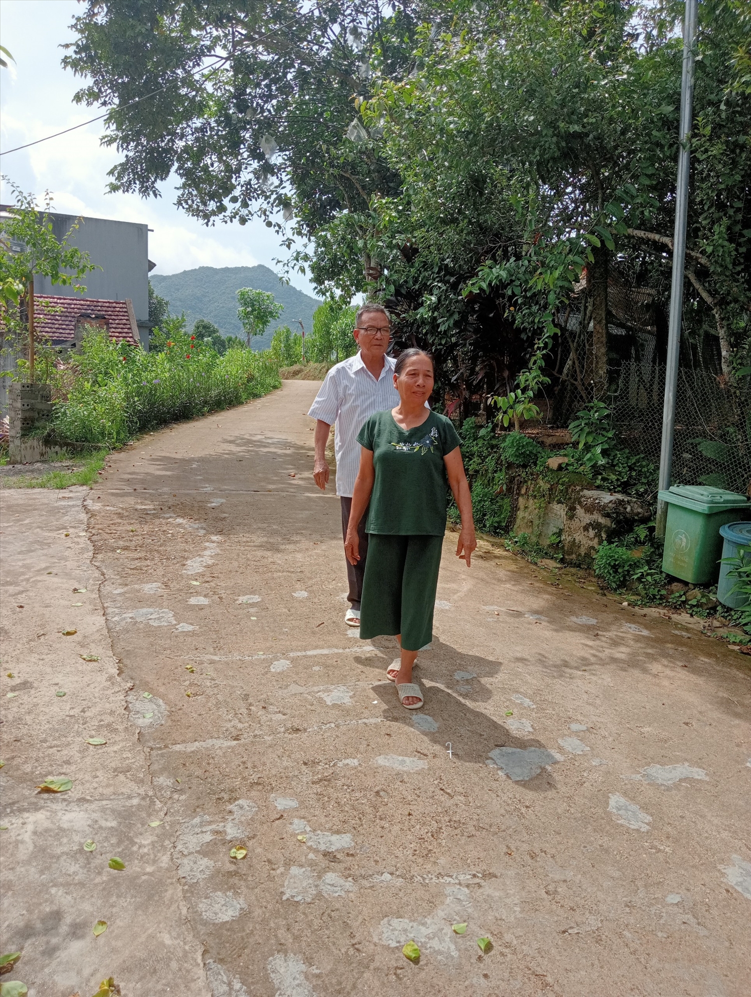 Thương binh Ty Phát Giểng cùng vợ trên con đường nông thôn mới của thôn Làng Mô