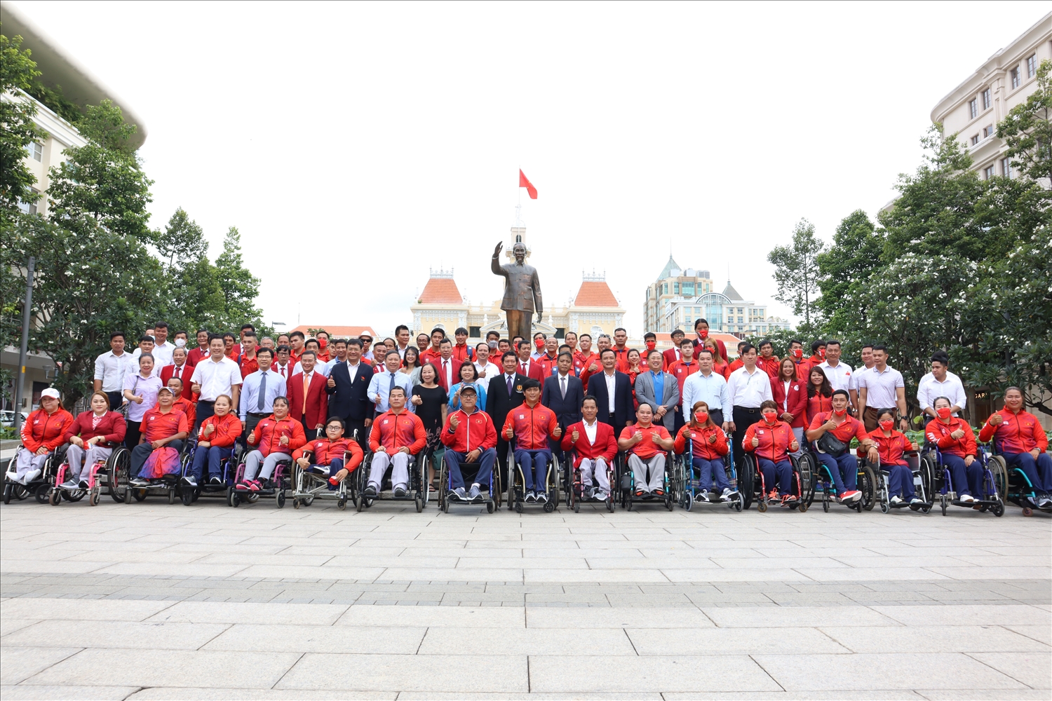 Đoàn thể thao người khuyết tật Việt Nam dâng hoa tại tượng đài Chủ tịch Hồ Chí Minh trước ngày lên đường dự ASEAN Para Games 11 - Ảnh: BTC