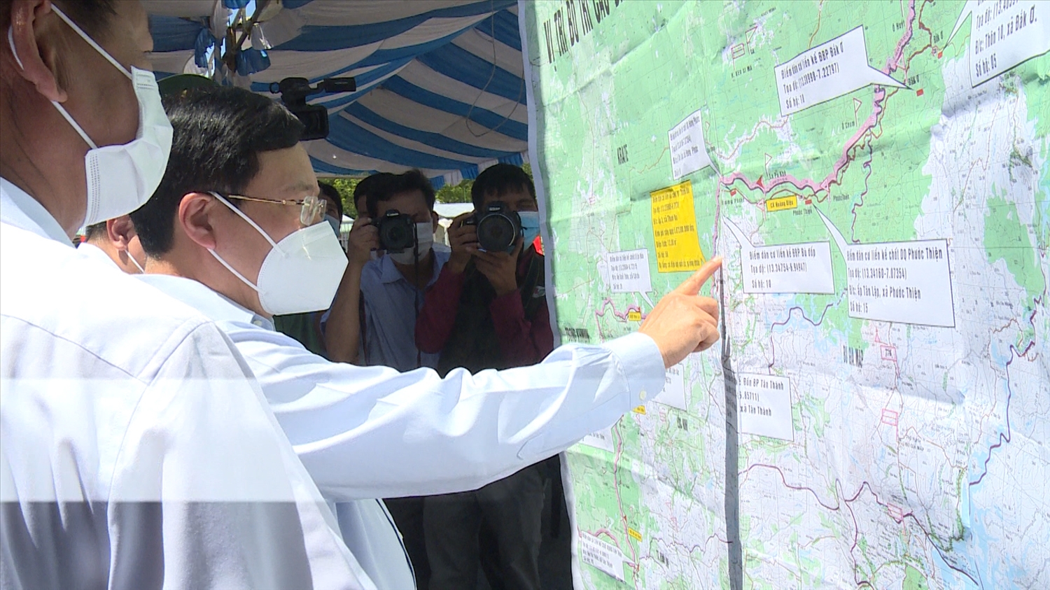Phó thủ tướng Thường trực Phạm Bình Minh xem bản đồ vị trí bố trí các điểm dân cư biên giới tại Bình Phước nhân chuyến thăm và tham dự các hoạt động kỷ niệm 50 năm Ngày giải phóng huyện Lộc Ninh và huyện Bù Đốp ngày 6/4/2022