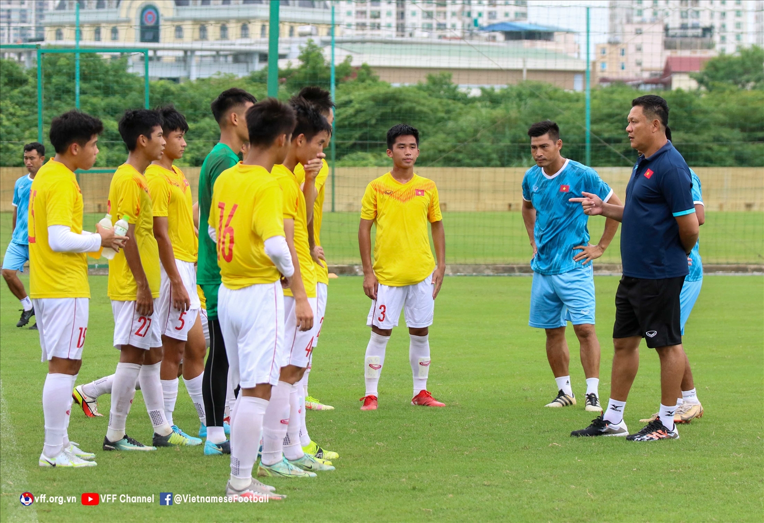 HLV Nguyễn Quốc Tuấn (áo xanh đậm) đặt mục tiêu cho U16 Việt Nam ít nhất vào tới bán kết Giải U16 Đông Nam Á 2022 - Ảnh: VFF