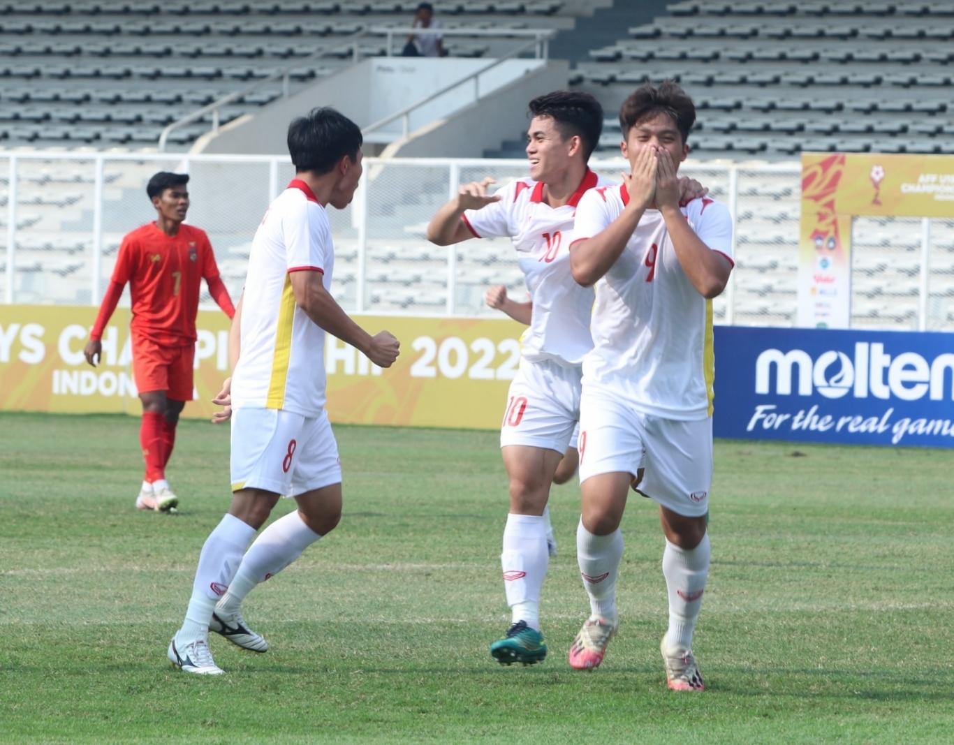Quốc Việt (số 9) và Văn Khang (số 10) tỏa sáng mang về thắng lợi cho U19 Việt Nam (Ảnh: VFF)