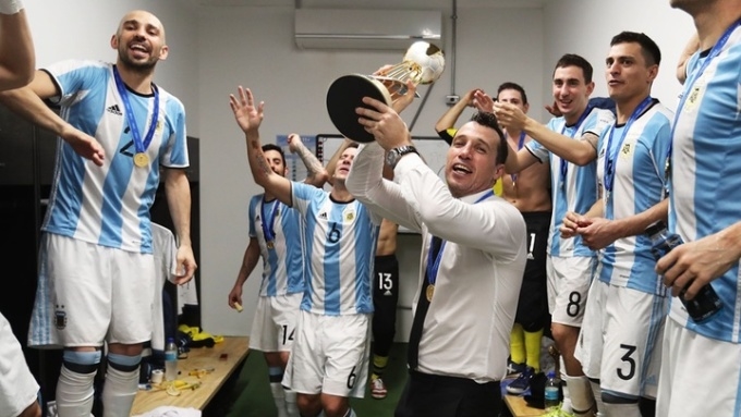 HLV Giustozzi Diego Raul mừng chức vô địch thế giới 2016 cùng tuyển futsal Argentina. Ảnh: FIFA