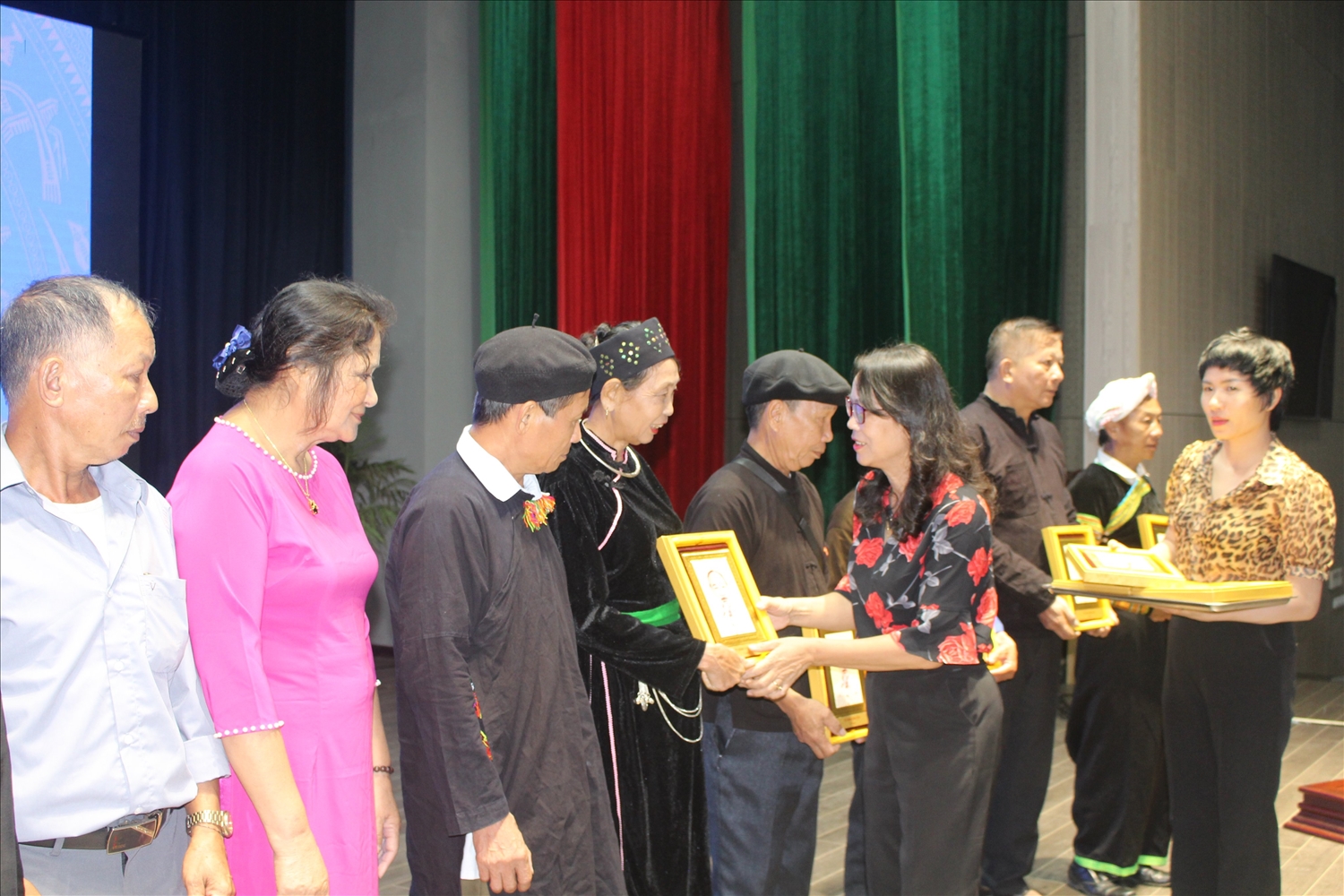 Thứ trưởng, Phó Chủ nhiệm UBDT Hoàng Thị Hạnh tặng quà lưu niệm của UBDT cho các đại biểu