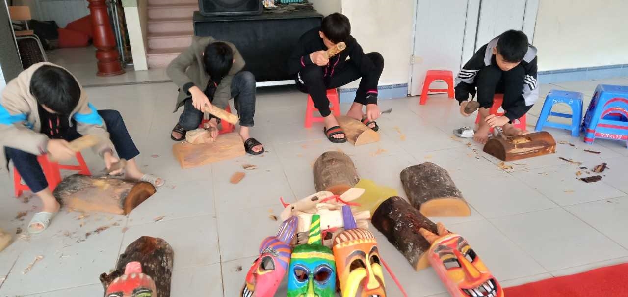 Lớp truyền dạy mặt nạ gỗ Kađong ở trường Phổ thông dân tộc nội trú huyện Ba Chẽ 
