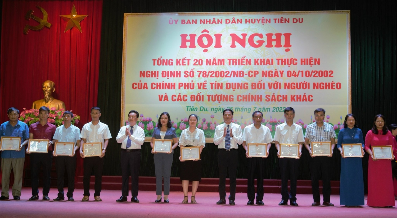 Những cá nhân có thành tích xuất sắc trong triển khai Nghị định 78/2022/NĐ-CP được UBND huyện Tiên Du khen thưởng.
