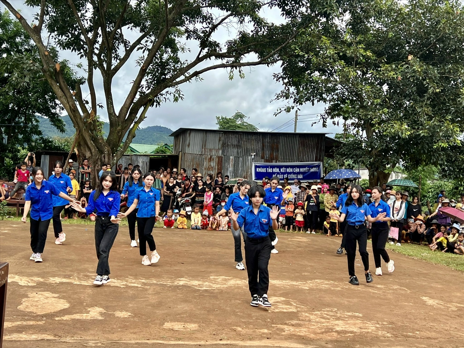 Thanh thiếu niên trong làng sôi nổi tham gia Ngày hội toàn dân bảo vệ ANTQ
