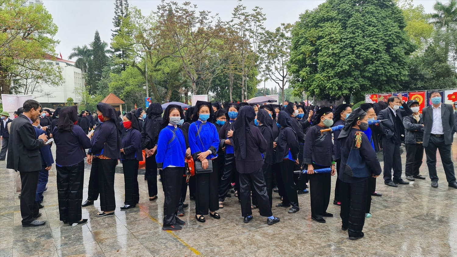 Ngay từ sáng sớm những dòng người đổ về TP. Lạng Sơn tham dự hội Háng Pỉnh