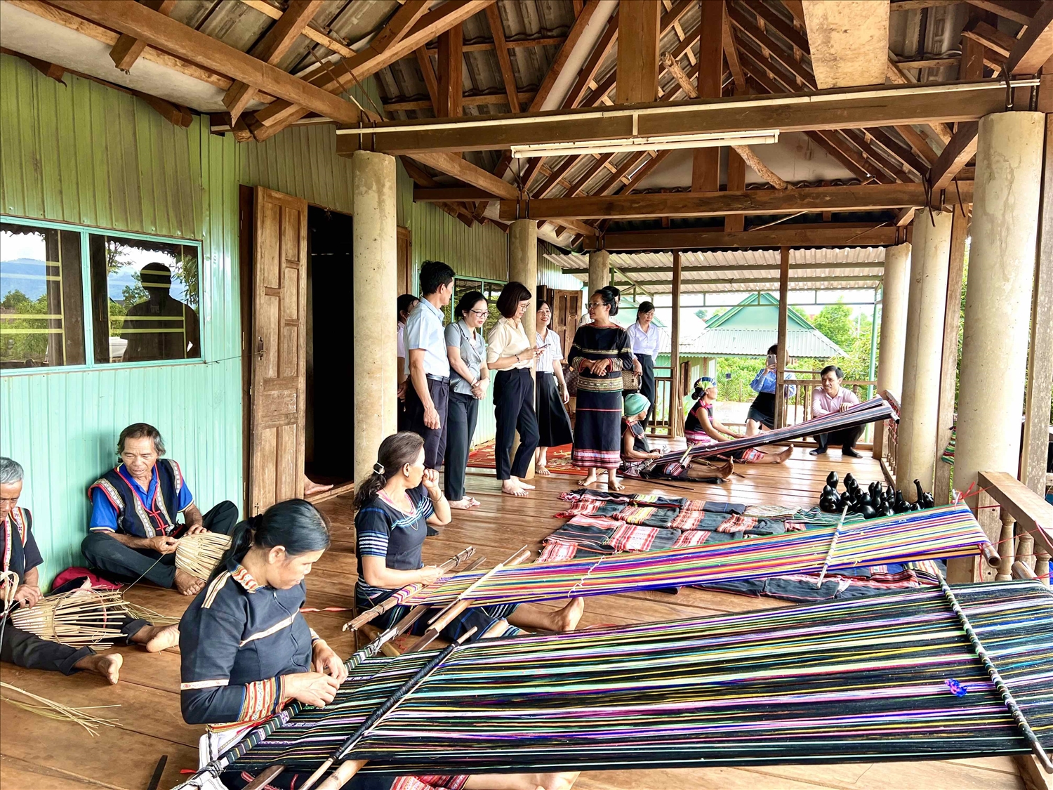 Du khách đến tham quan trải nghiệm Tổ liên kết “đan lát, dệt thổ cẩm gắn với du lịch cộng đồng” xã Ia Mơ Nông, huyện Chư Păh